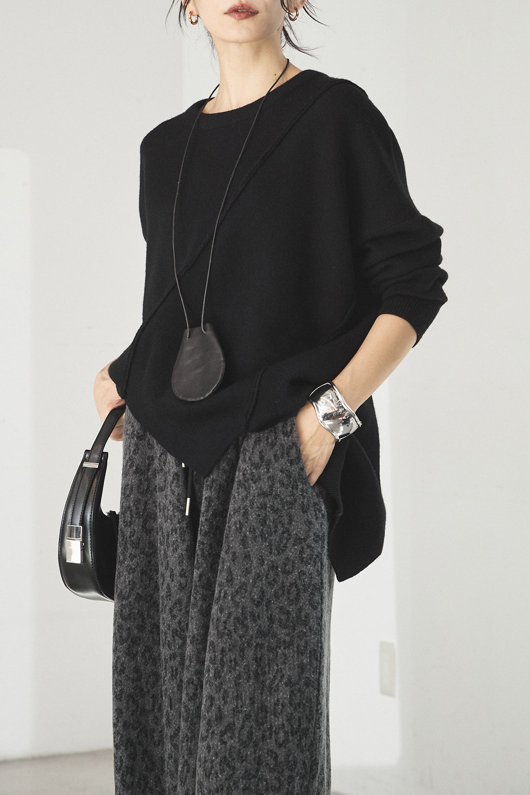 [SET]アシンメトリーデザインニットトップス+リラックスレオパード柄ワイドパンツ(2set)