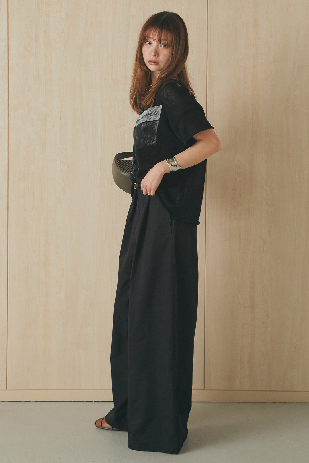 [SET]半袖モノトーングラフィックトップス+ベルトループデザインハイウエストタックパンツ(2set)