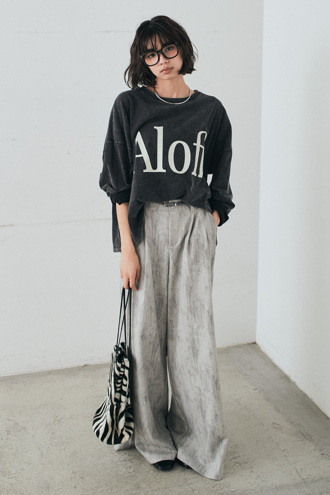 [SET]裾センタードロストロゴプリントワイドTシャツ+紐ベルト付きかすれ柄ワイドスラックス(2set)