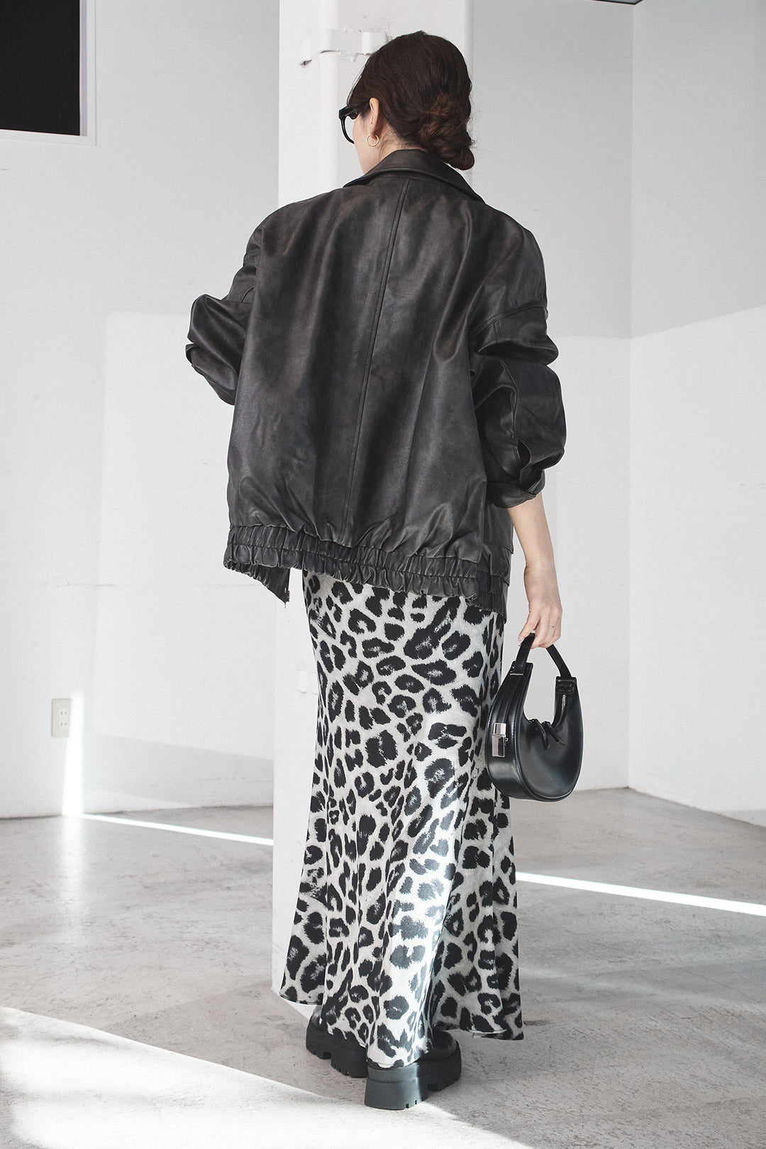 [SET]レザーライクオーバーサイズブルゾン+レオパードサテンナロースカート(2set)
