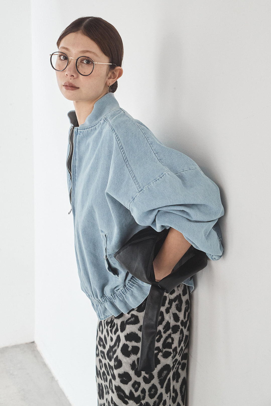 [SET]袖シャーリング裾フリルデニムブルゾン+レオパードサテンナロースカート(2set)