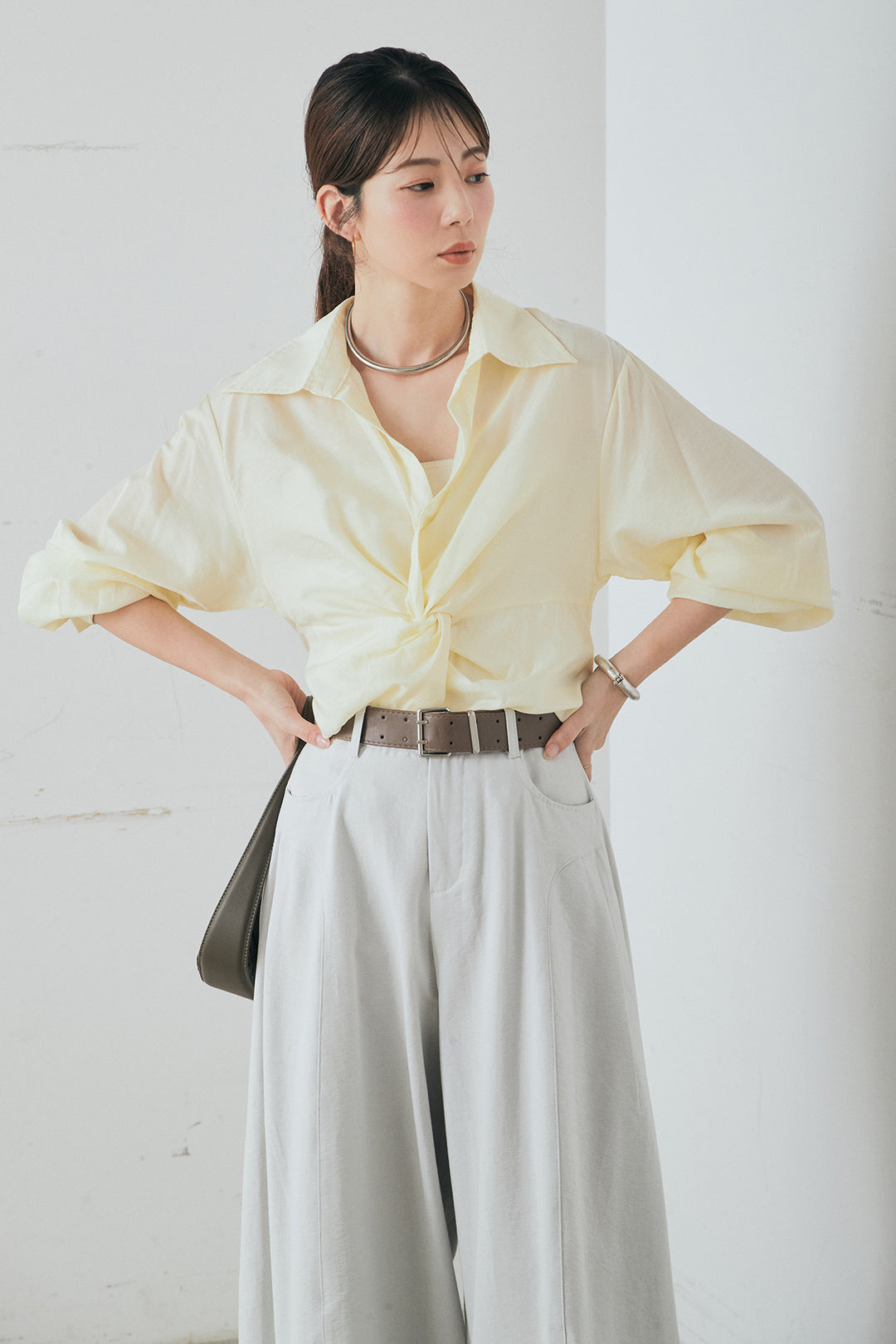 [SET]裾巻きツイストデザインシャツ+ベルト付きサイドタックワイドパンツ(2set)