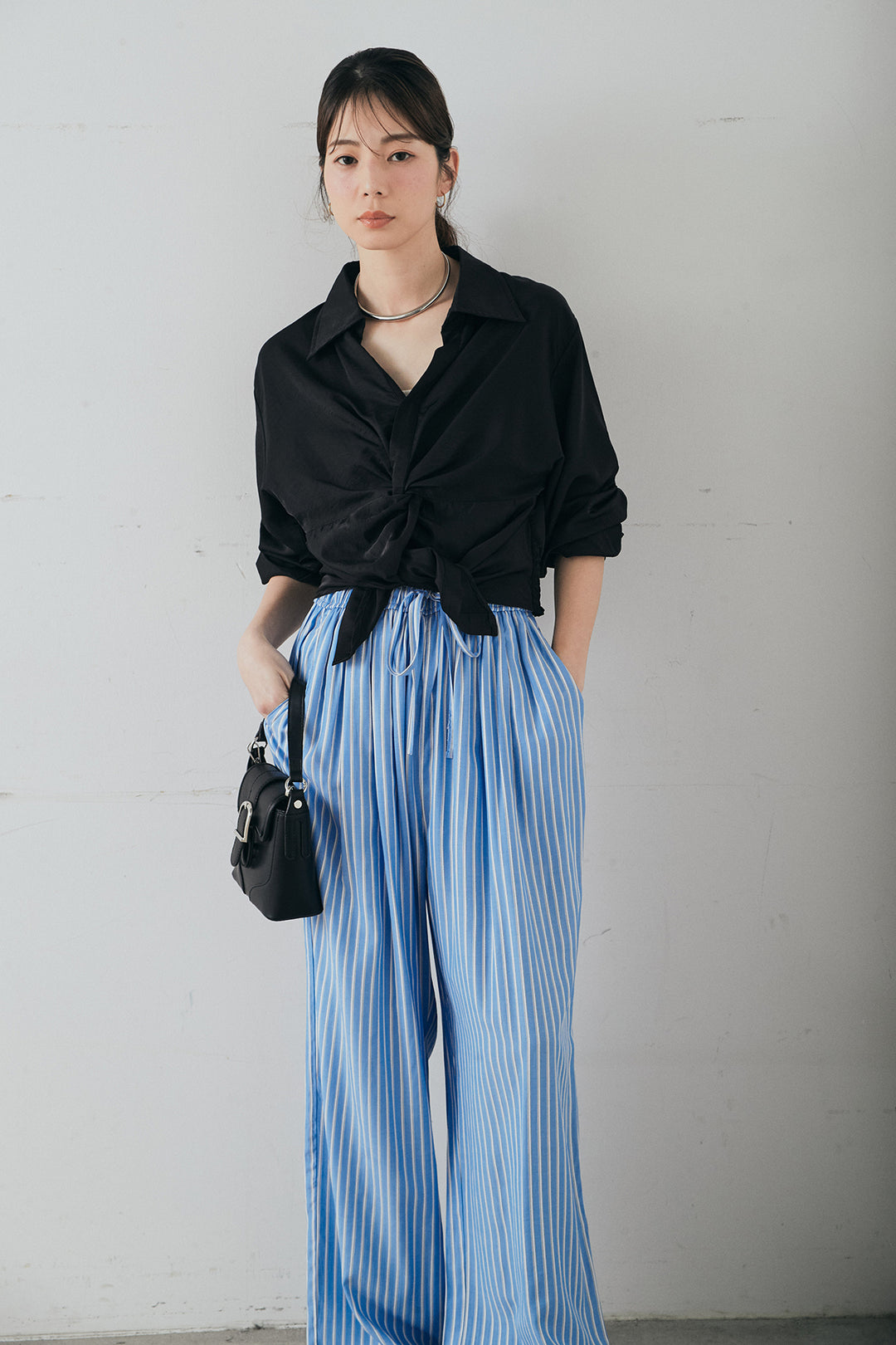 [SET]裾巻きツイストデザインシャツ+レーヨンストライプイージーワイドパンツ(2set)