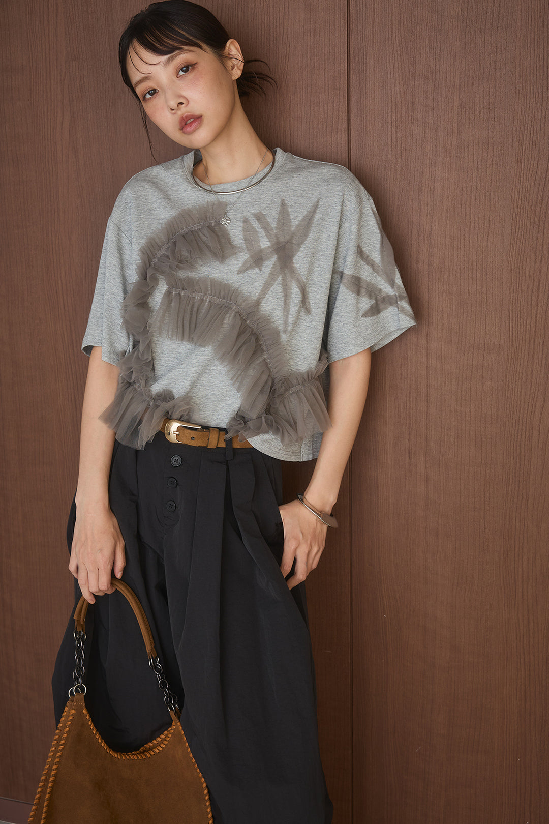 [SET]チュールモチーフデザインTシャツ+ボタンデザインニーサイドタックパンツ(2set)
