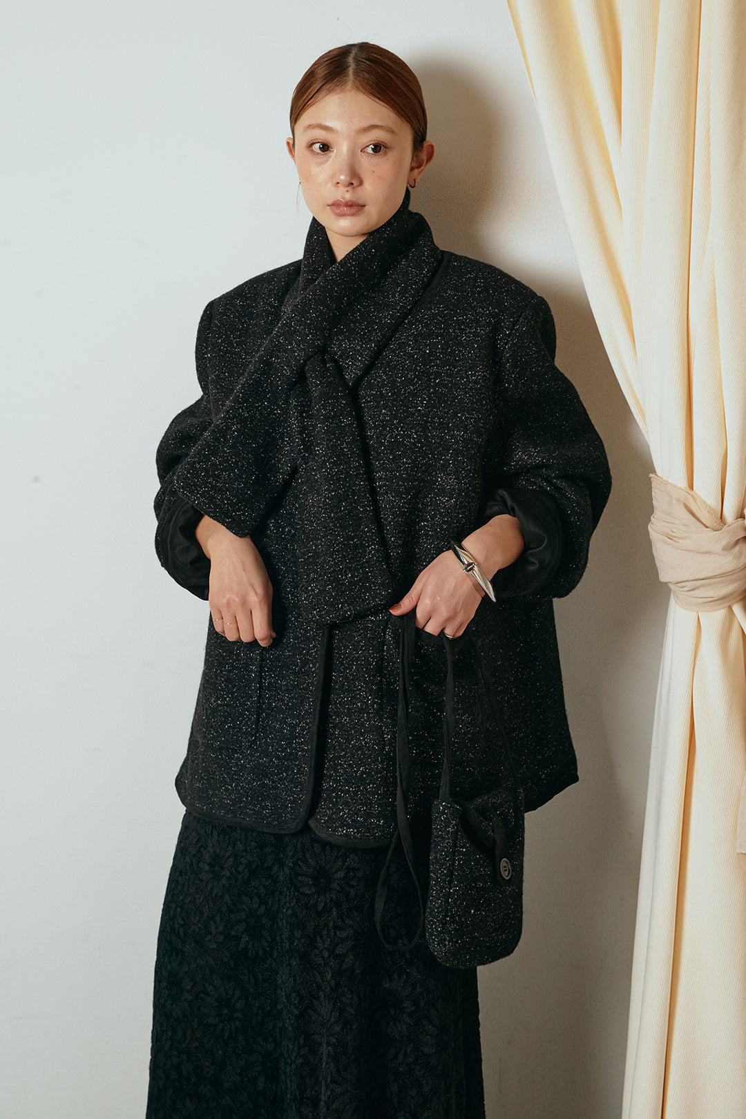 [SET]ノーカラーマフラーバッグ付きアウター+花柄刺繍ベロアフレアスカート(2set)