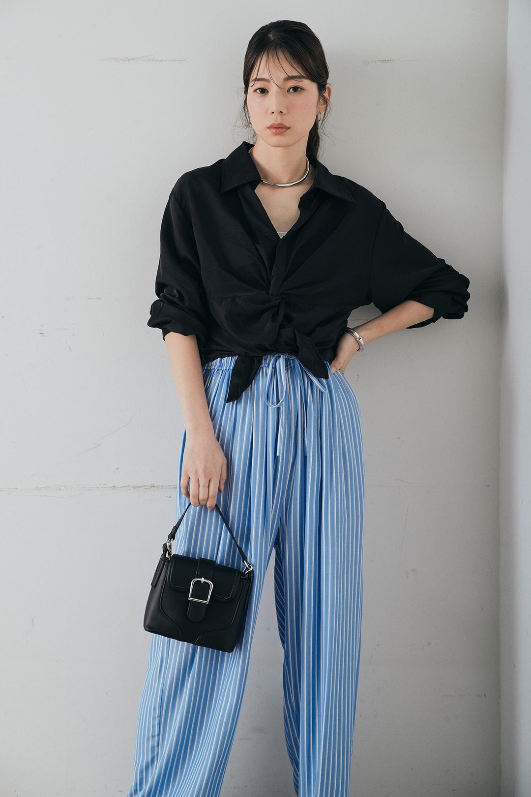 [SET]裾巻きツイストデザインシャツ+レーヨンストライプイージーワイドパンツ(2set)