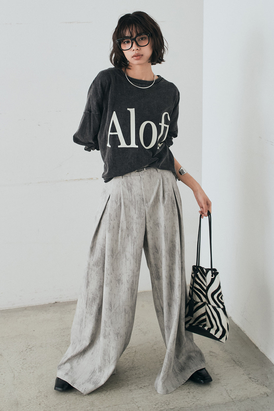 [SET]裾センタードロストロゴプリントワイドTシャツ+紐ベルト付きかすれ柄ワイドスラックス(2set)