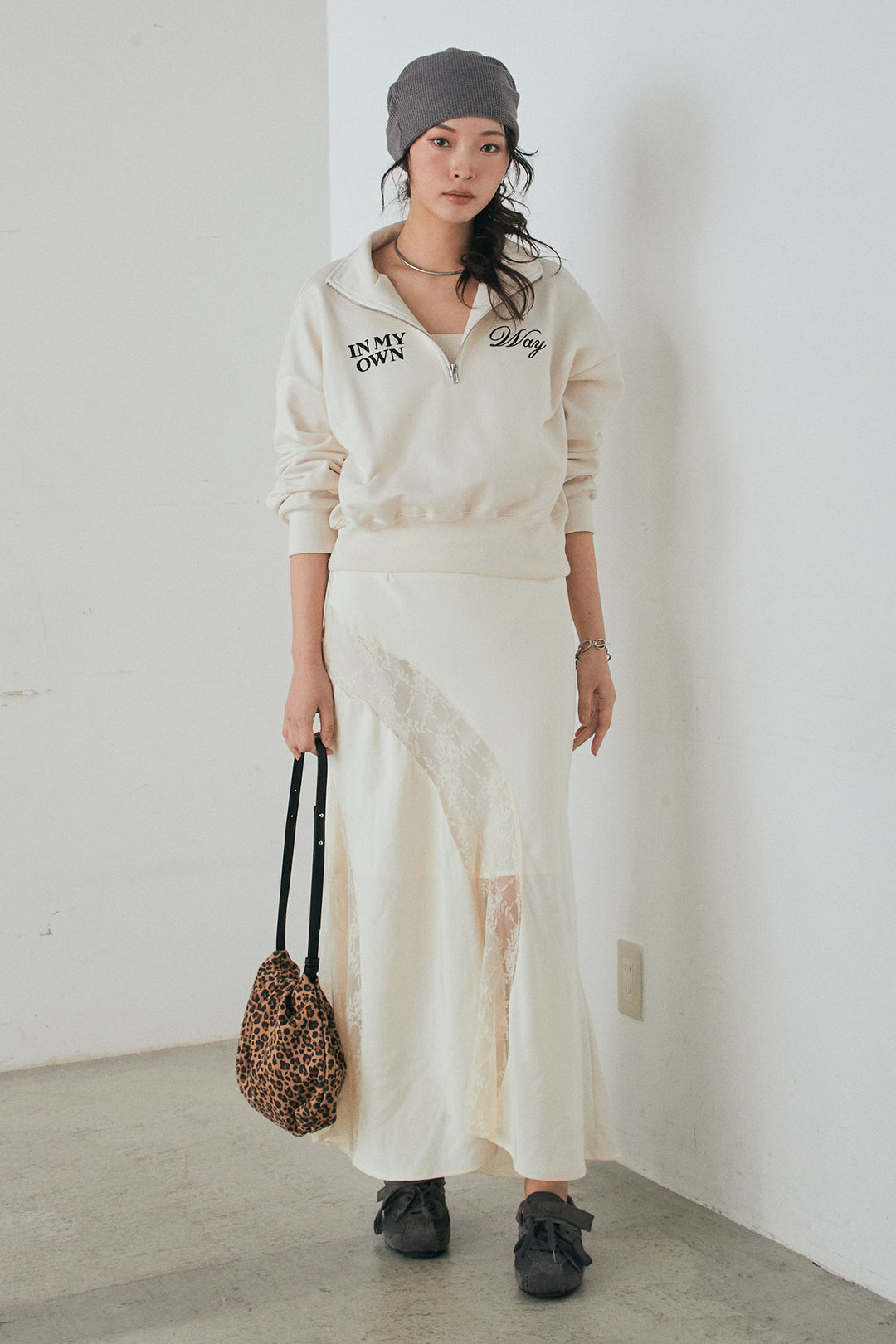 [SET]裏毛ロゴ刺繍ハーフZIPスウェット+刺繍レースデザインサテンスカート(2set)