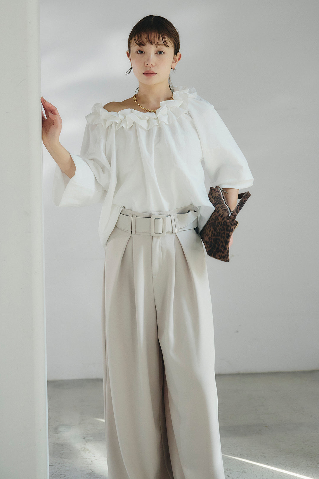 [SET]ネックフリルデザインブラウス+ベルト付きツータックワイドパンツ(2set)