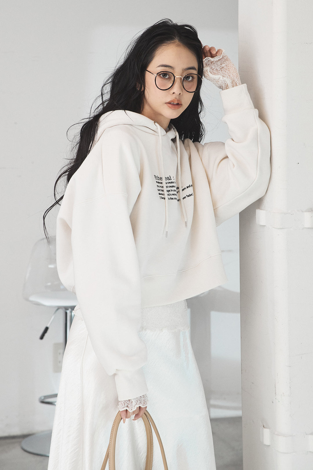 [SET]裏起毛レタリング刺繍フーディショートプルオーバー+ストレッチレースクルーネックインナー+裾レースデザインサテンスカート(3set)