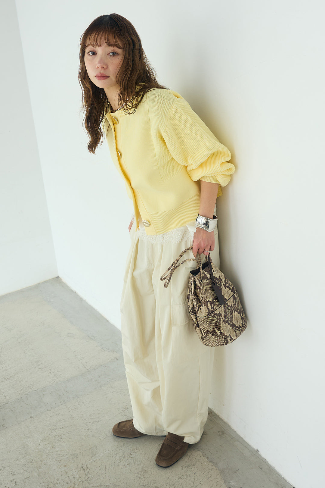 [SET]スポンディッシュBIGボタンクルーネックカーディガン+撥水ジョガーパンツ+ブロード切り替えぺプラムタンク(3set)