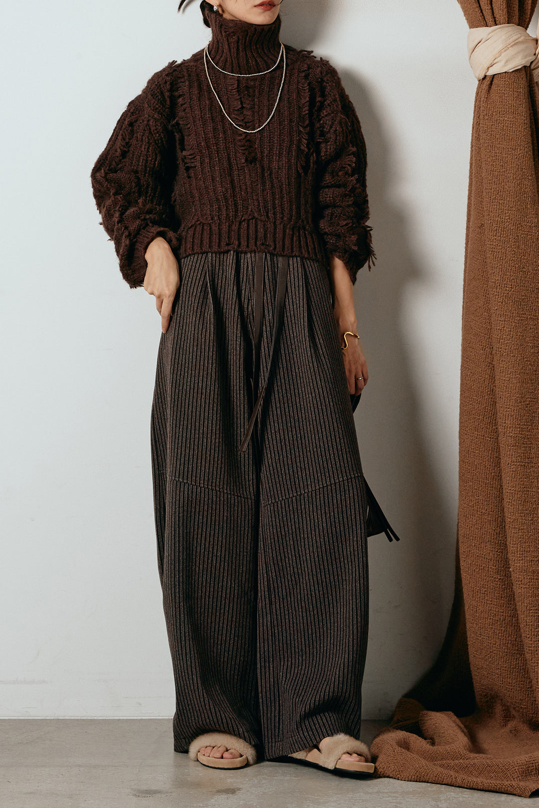 [SET]フリンジタートルショートニット+レザーライク配色ストライプパンツ(2set)