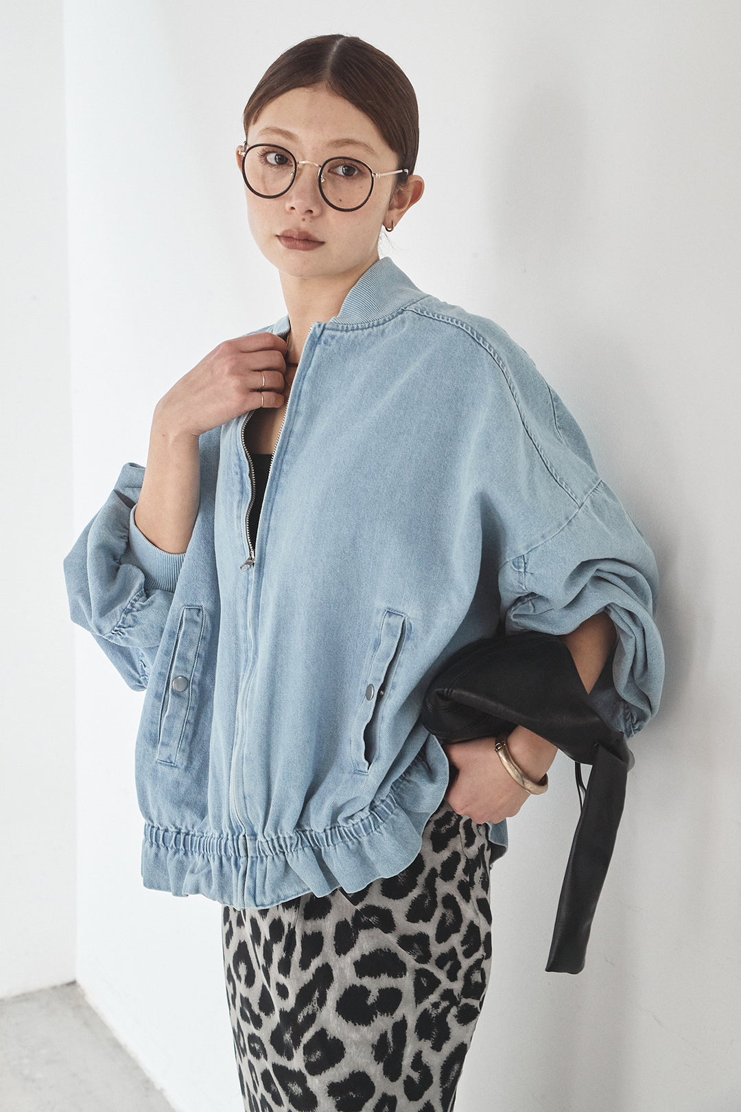 [SET]袖シャーリング裾フリルデニムブルゾン+レオパードサテンナロースカート(2set)