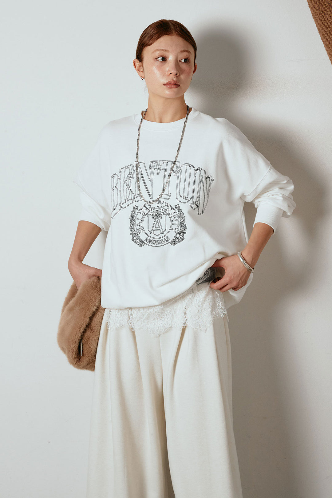 [SET]フロントロゴスウェットプルオーバー+カップ付きレースドッキングキャミソール(2set)