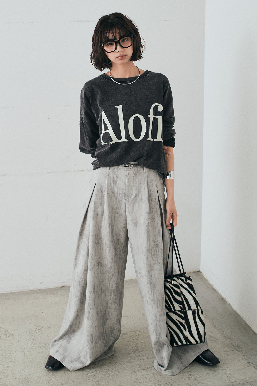 [SET]裾センタードロストロゴプリントワイドTシャツ+紐ベルト付きかすれ柄ワイドスラックス(2set)
