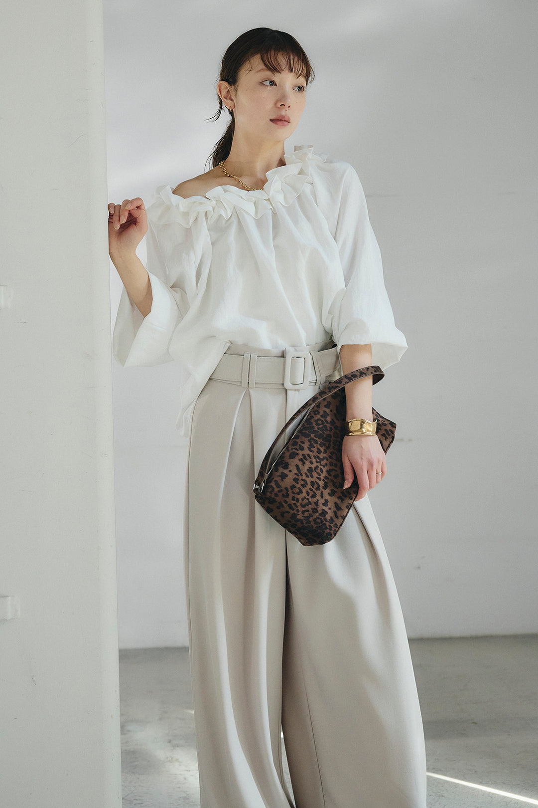 [SET]ネックフリルデザインブラウス+ベルト付きツータックワイドパンツ(2set)