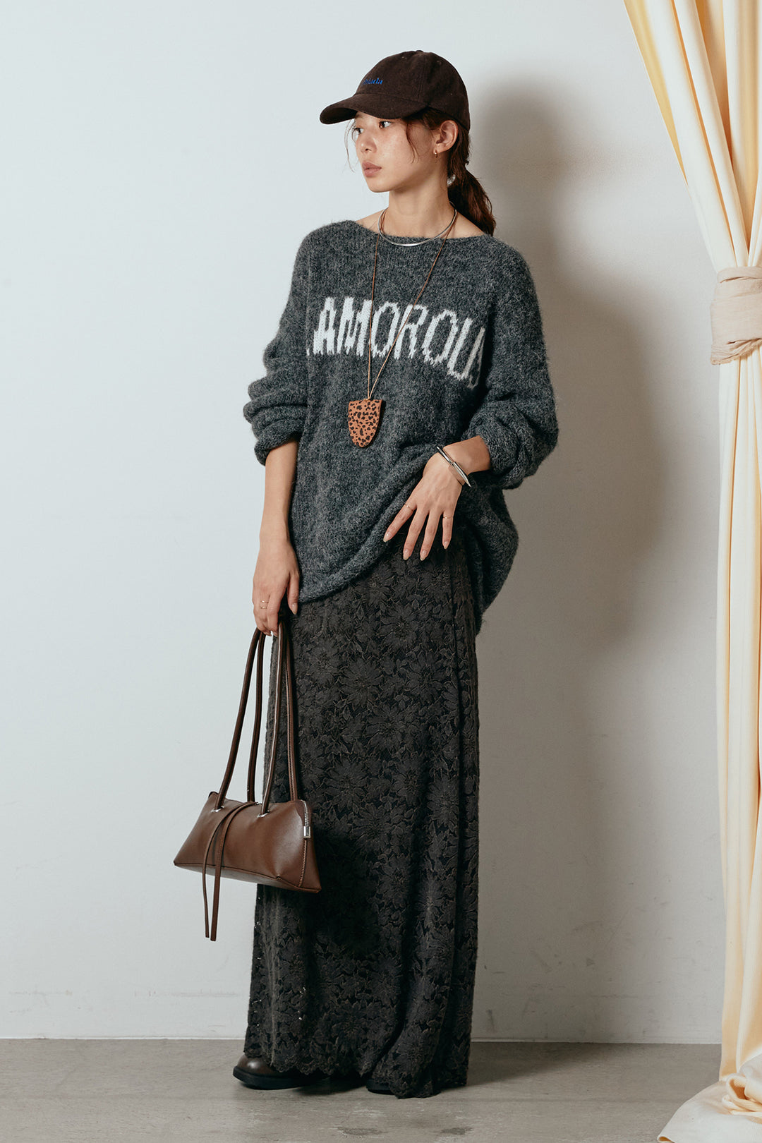 [SET]フロントロゴデザインニットトップス+花柄刺繍ベロアフレアスカート(2set)