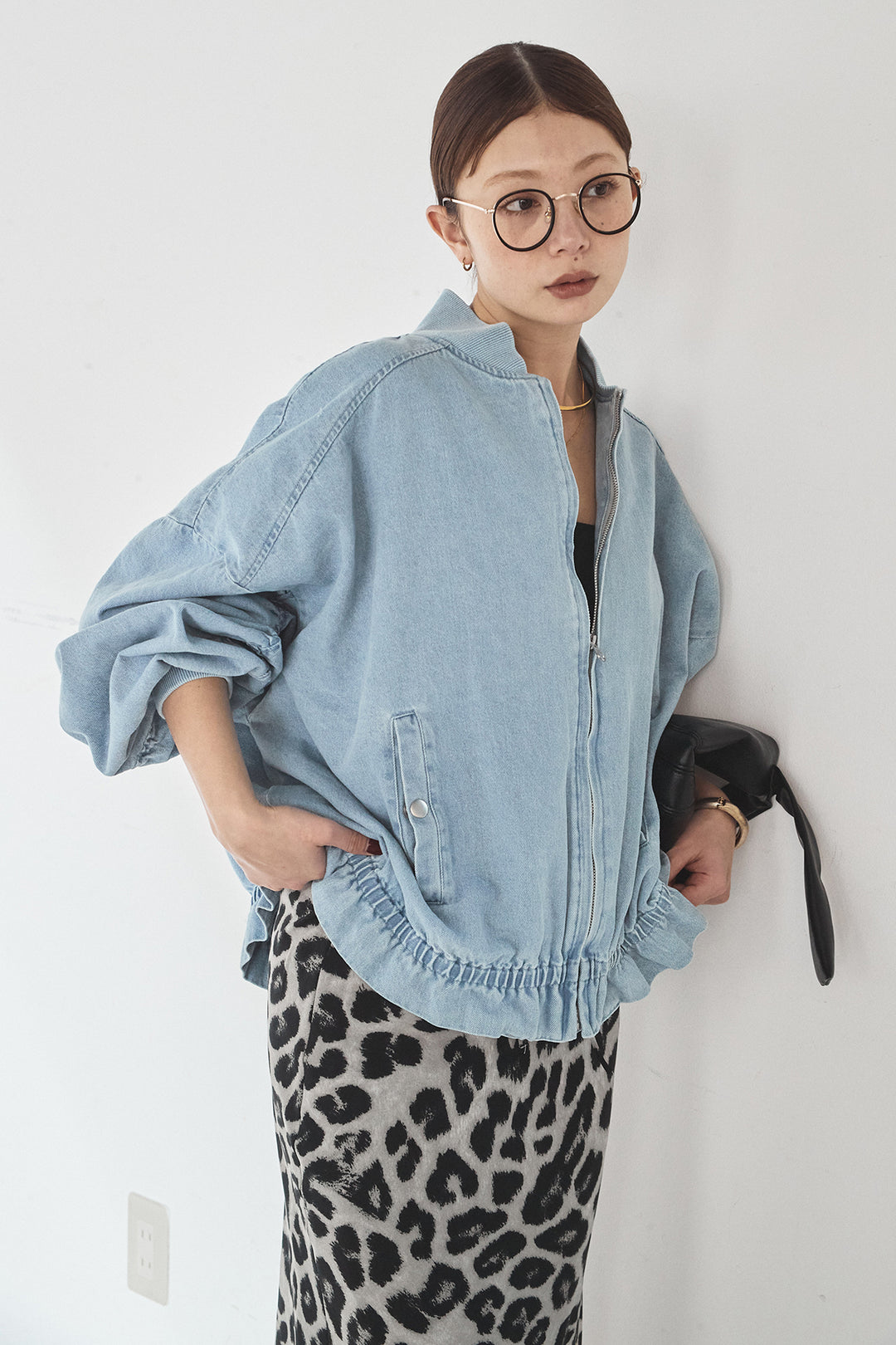 [SET]袖シャーリング裾フリルデニムブルゾン+レオパードサテンナロースカート(2set)