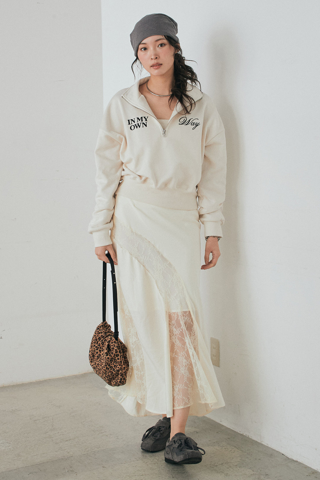 [SET]裏毛ロゴ刺繍ハーフZIPスウェット+刺繍レースデザインサテンスカート(2set)