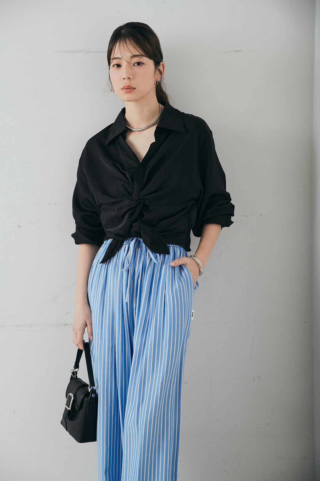 [SET]裾巻きツイストデザインシャツ+レーヨンストライプイージーワイドパンツ(2set)