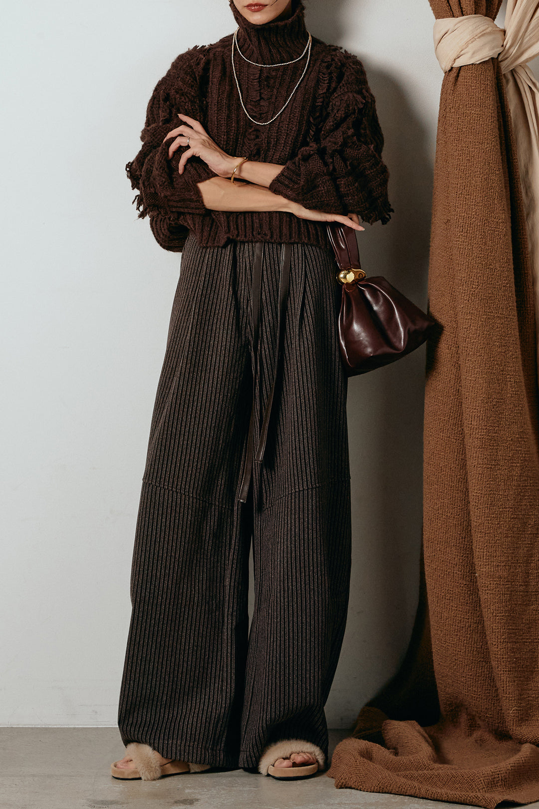 [SET]フリンジタートルショートニット+レザーライク配色ストライプパンツ(2set)