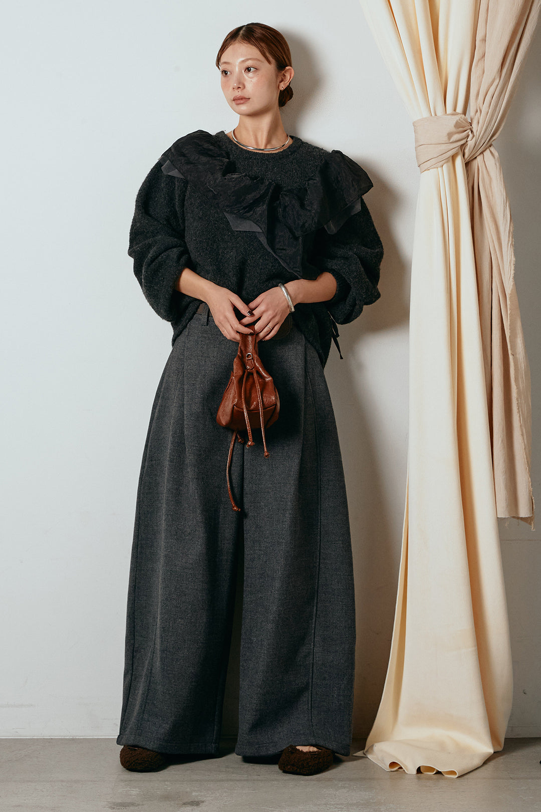 [SET]アシンメトリーフリルニットトップス+ポーチベルト付きカーブパンツ(2set)