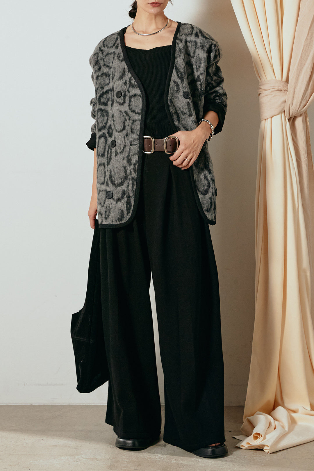 [SET]ノーカラーレオパード柄アウター+フェイクレザー太ベルト付きタックワイドパンツ(2set)