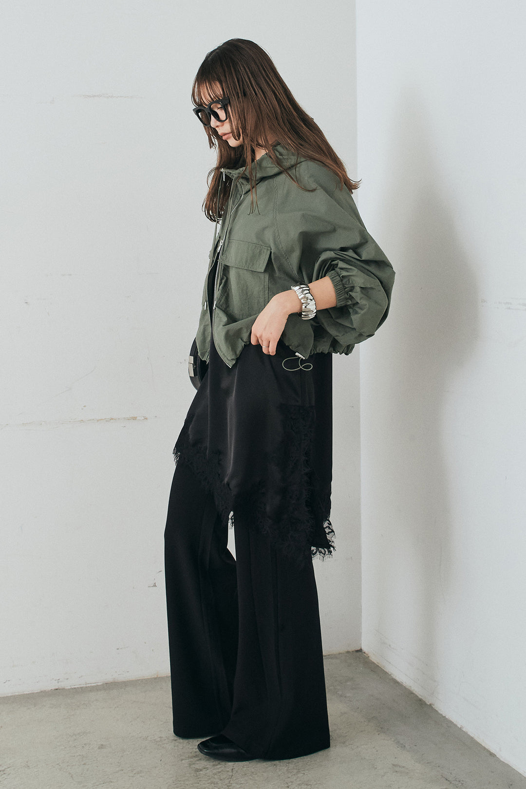 [SET]ナイロンボリュームWジップパーカーブルゾン+サテンレースアシメキャミ+細編みベルト付きパンツ+サテンレースアシメキャミ(3set)