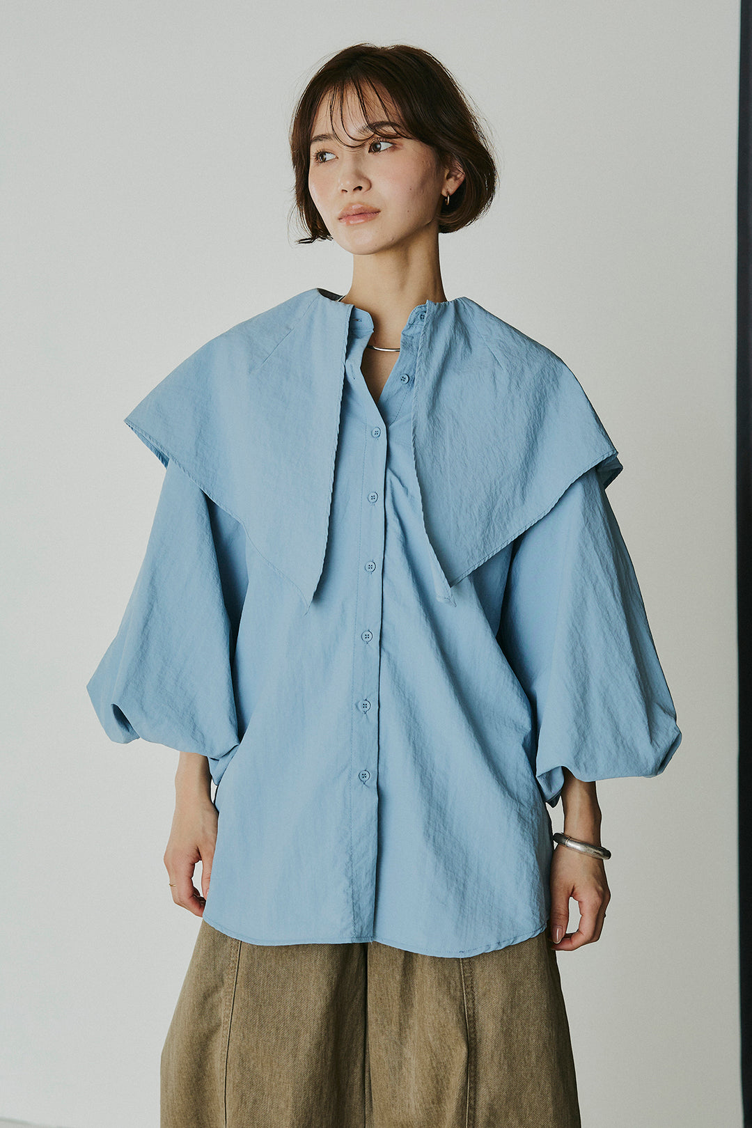 [SET]ケープカラーナイロンブラウス+サイドベルトカーブワイドパンツ(2set)