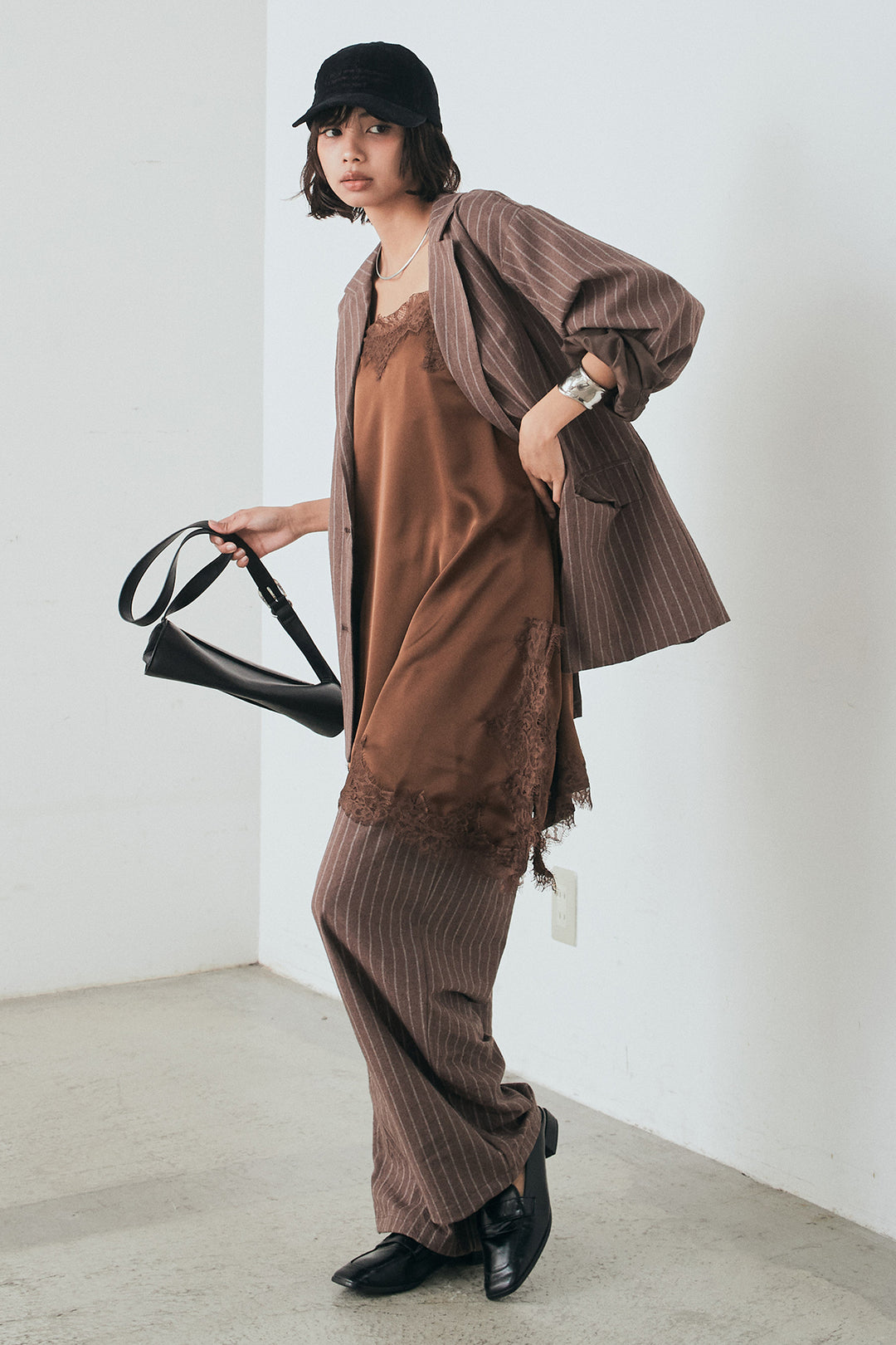 [SET]リネンライクストライプテーラードジャケット+リネンライクストライプタックイージーパンツ+サテンレースアシメキャミ(3set)