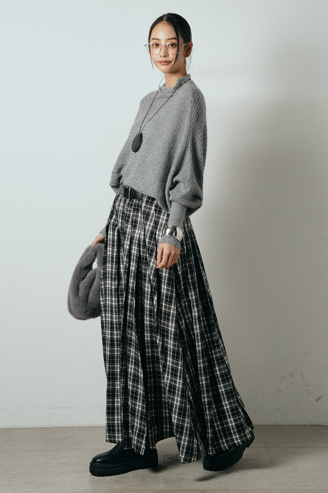 [SET]ポンチョシルエット透かしニットトップス+ベルト付きタータンチェックプリーツスカート(2set)