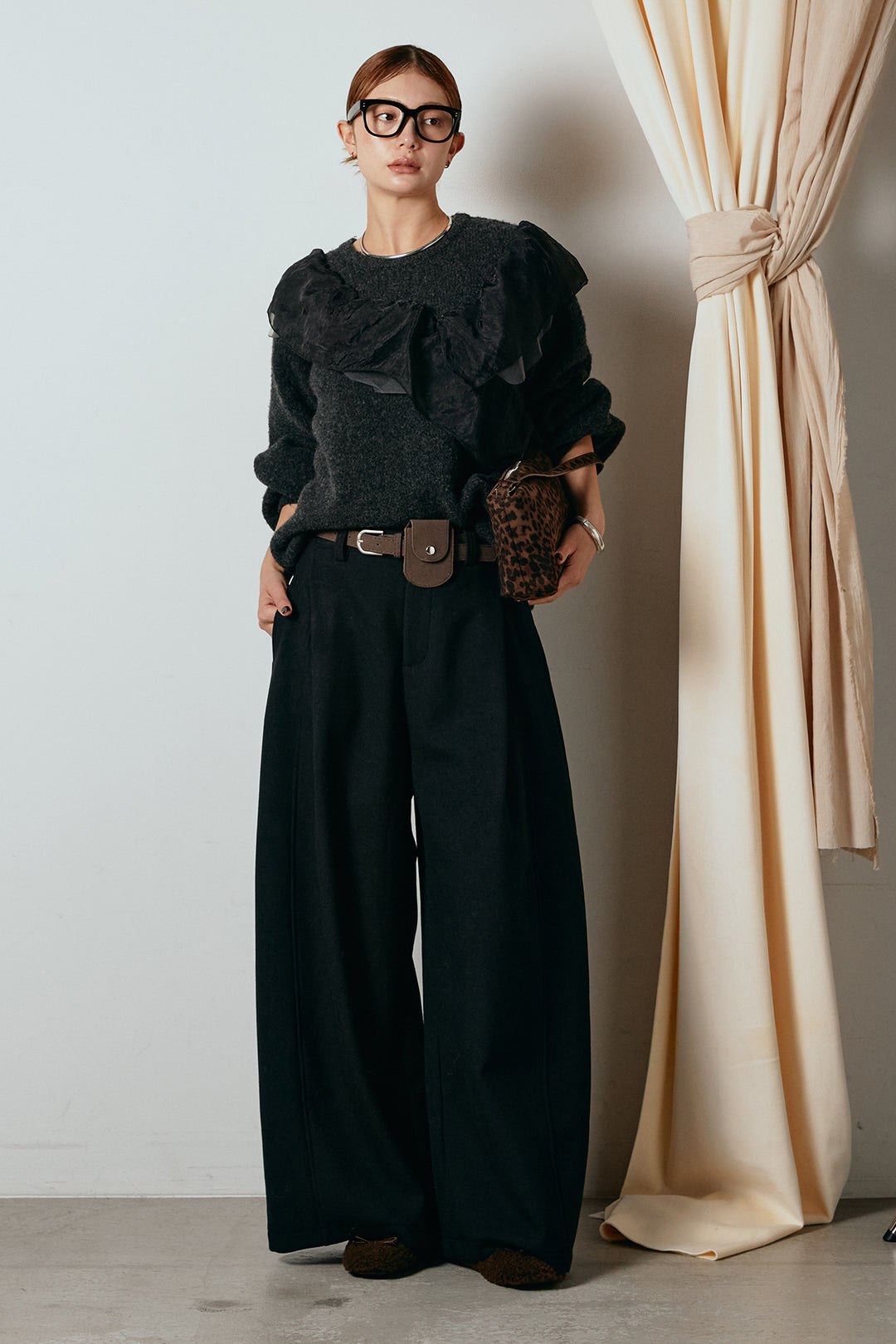 [SET]アシンメトリーフリルニットトップス+ポーチベルト付きカーブパンツ(2set)