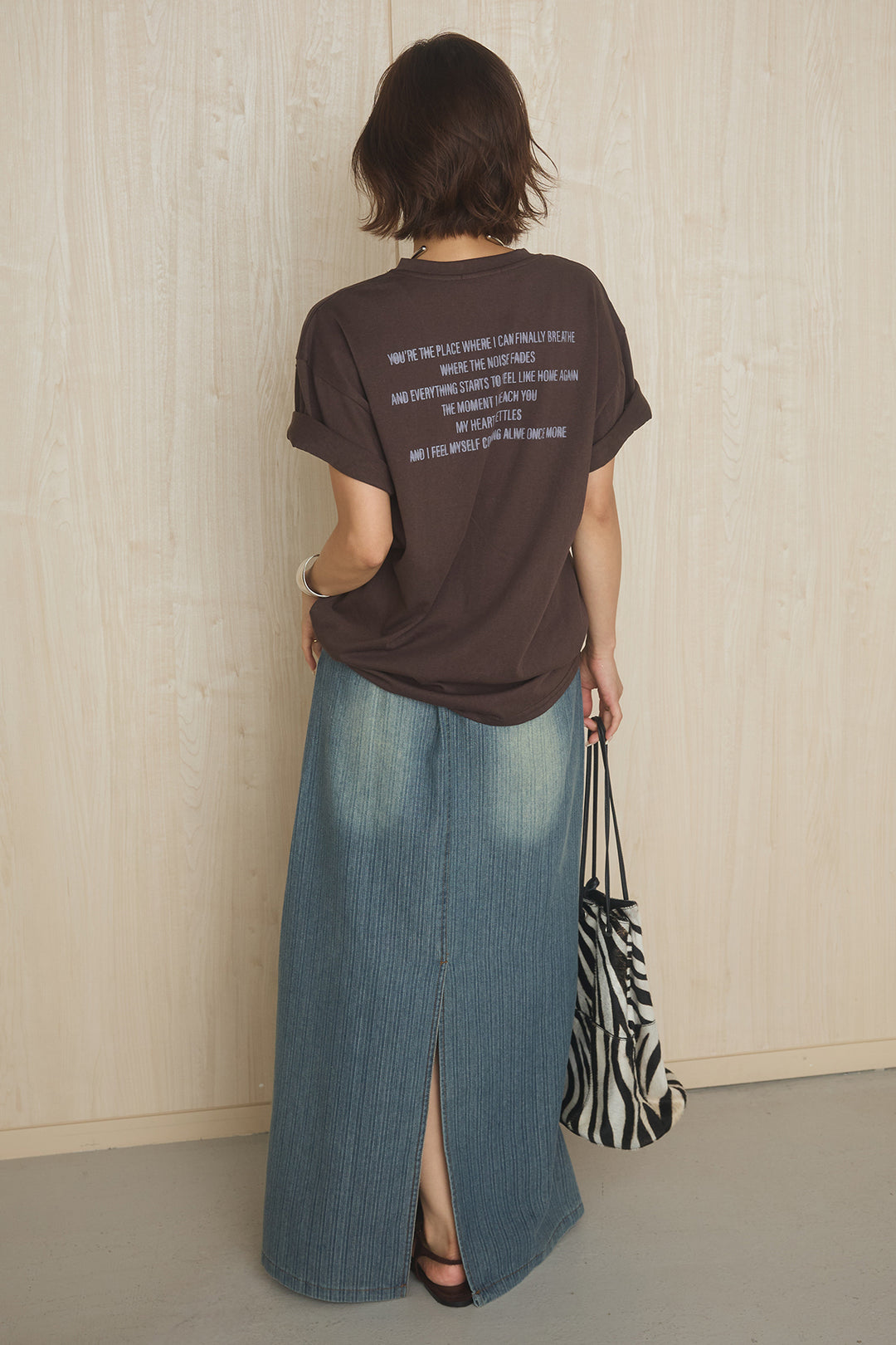 [SET]英字フロントロゴプリントTシャツ+ベルト付きデニムタイトスカート(2set)