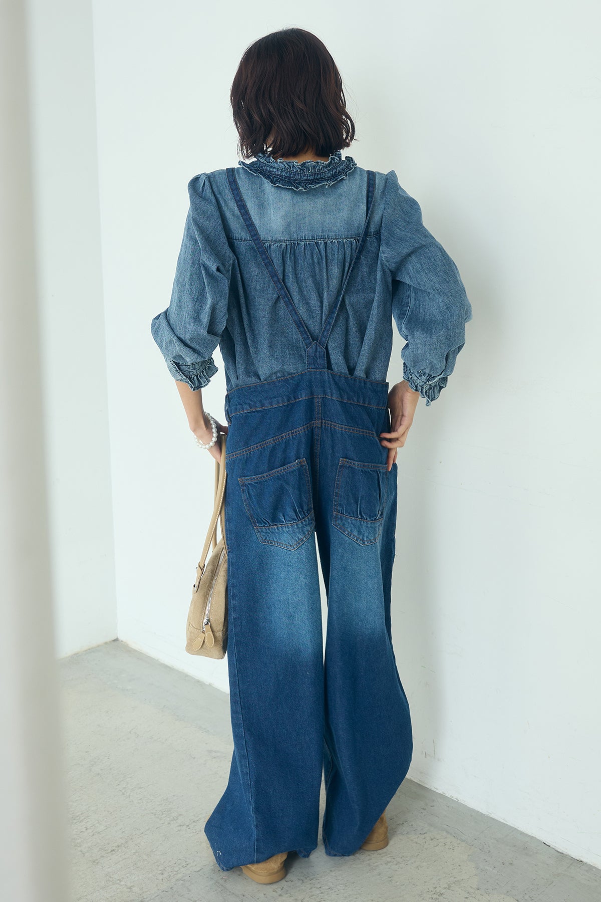 新品 ESICA デニムサロペット＋ブラウス SET]Vネックデニムフリルトップス+デニムサロペットワイドパンツ(2set