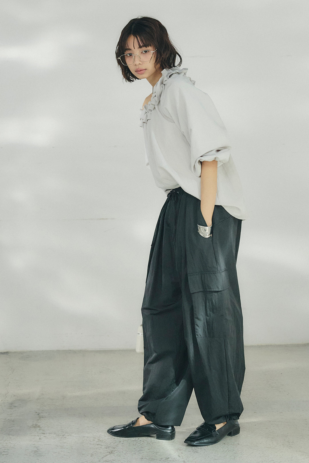 [SET]ネックフリルデザインブラウス+撥水ジョガーパンツ(2set)