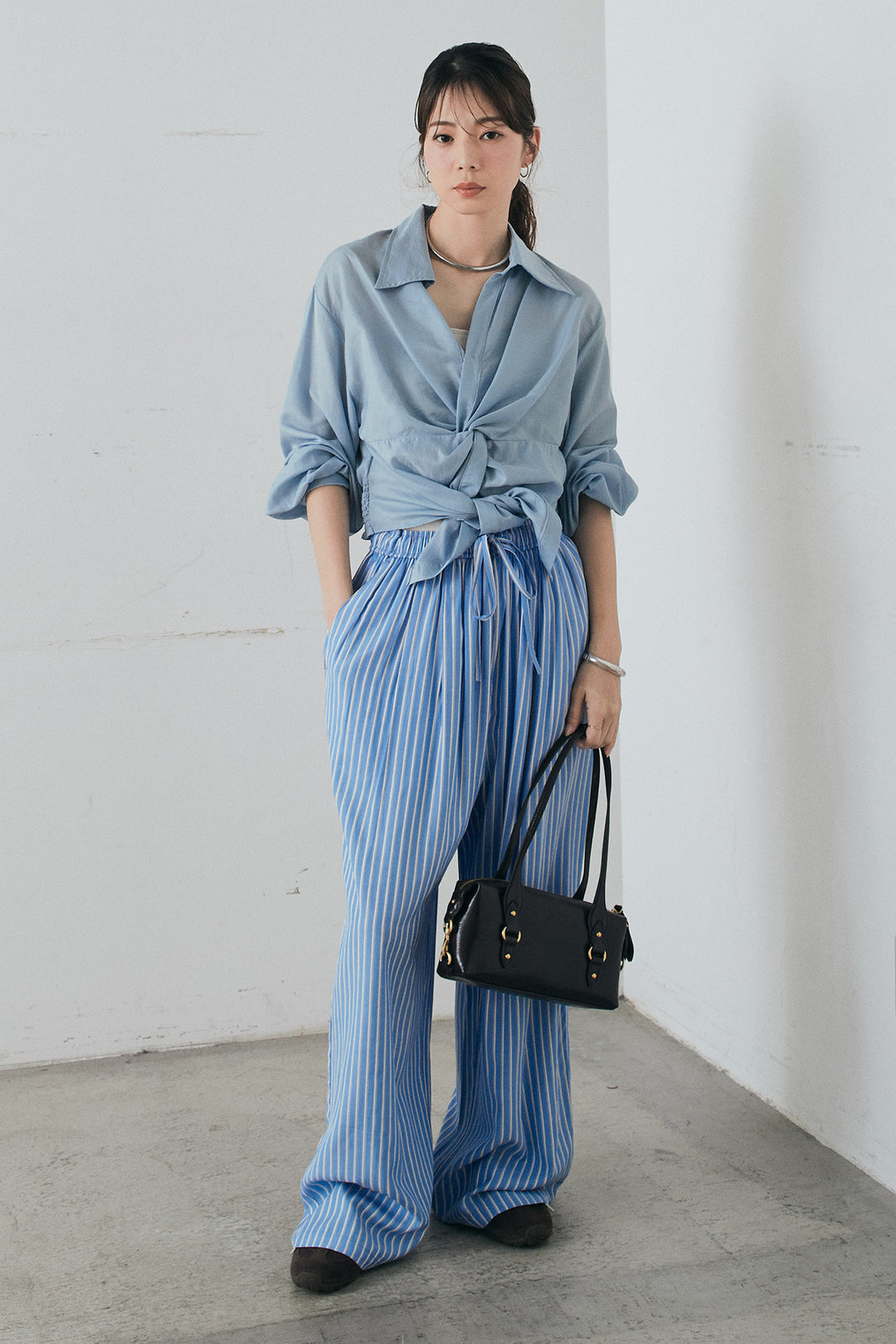 [SET]裾巻きツイストデザインシャツ+レーヨンストライプイージーワイドパンツ(2set)