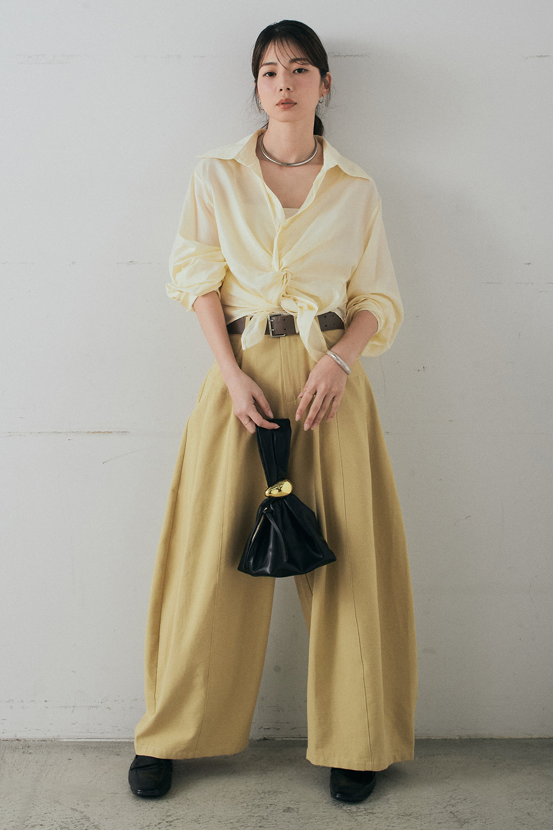 [SET]裾巻きツイストデザインシャツ+ベルト付きサイドタックワイドパンツ(2set)