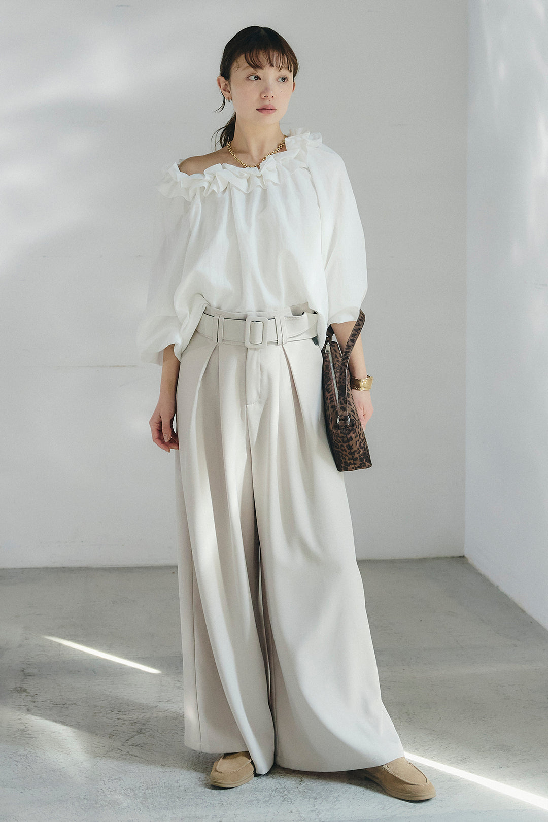 [SET]ネックフリルデザインブラウス+ベルト付きツータックワイドパンツ(2set)