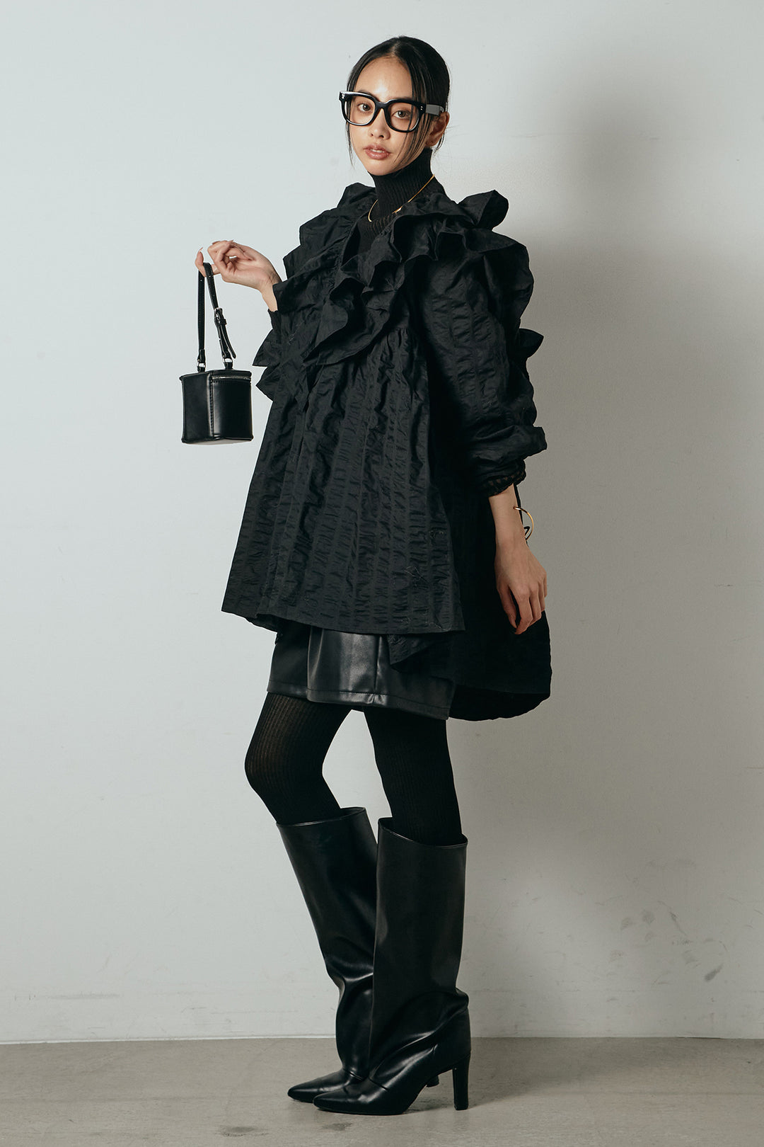 [SET]Vネックフリルカラーブラウス+リブニットシームレスタートルプルオーバー+ストレッチエコレザーバミューダパンツ(3set)