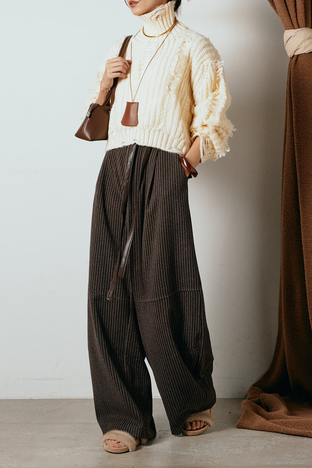 [SET]フリンジタートルショートニット+レザーライク配色ストライプパンツ(2set)