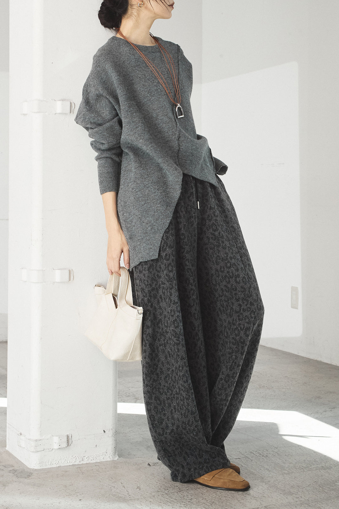 [SET]アシンメトリーデザインニットトップス+リラックスレオパード柄ワイドパンツ(2set)