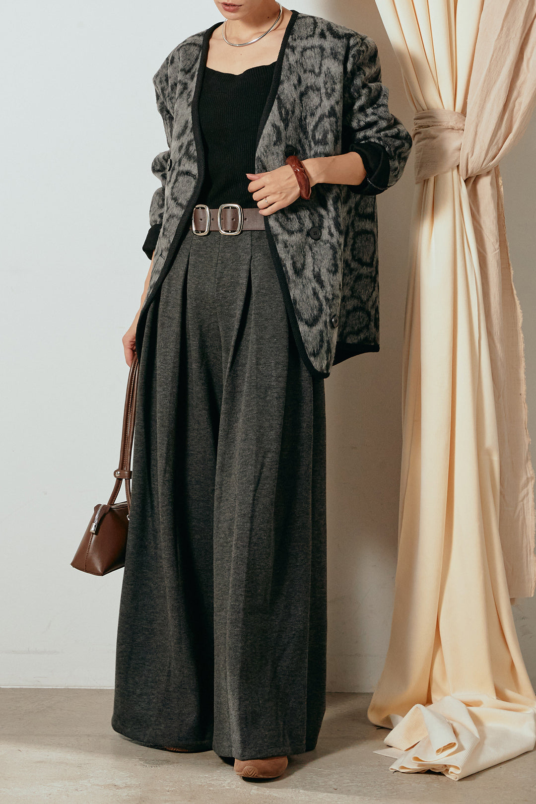 [SET]ノーカラーレオパード柄アウター+フェイクレザー太ベルト付きタックワイドパンツ(2set)