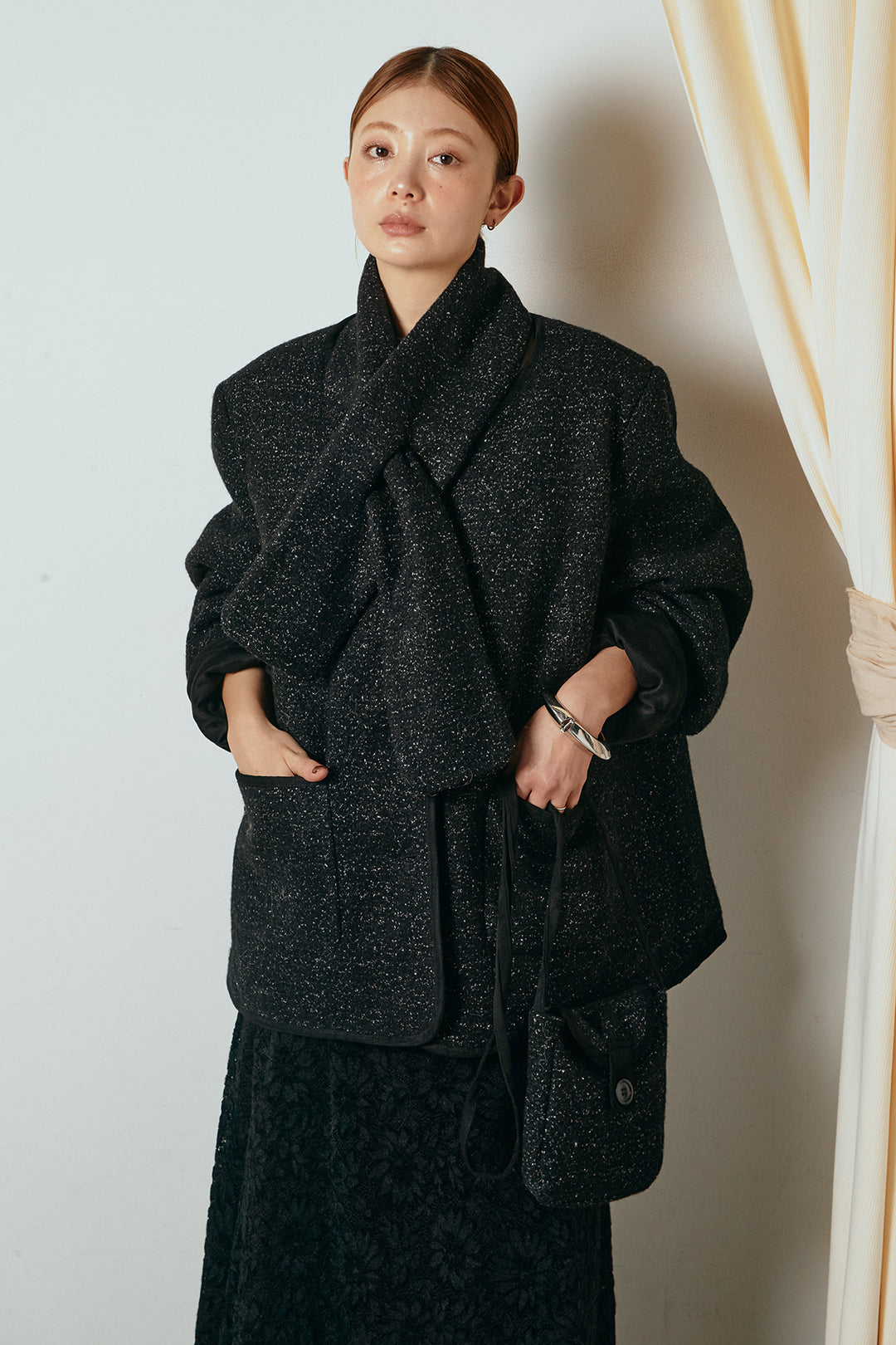 [SET]ノーカラーマフラーバッグ付きアウター+花柄刺繍ベロアフレアスカート(2set)