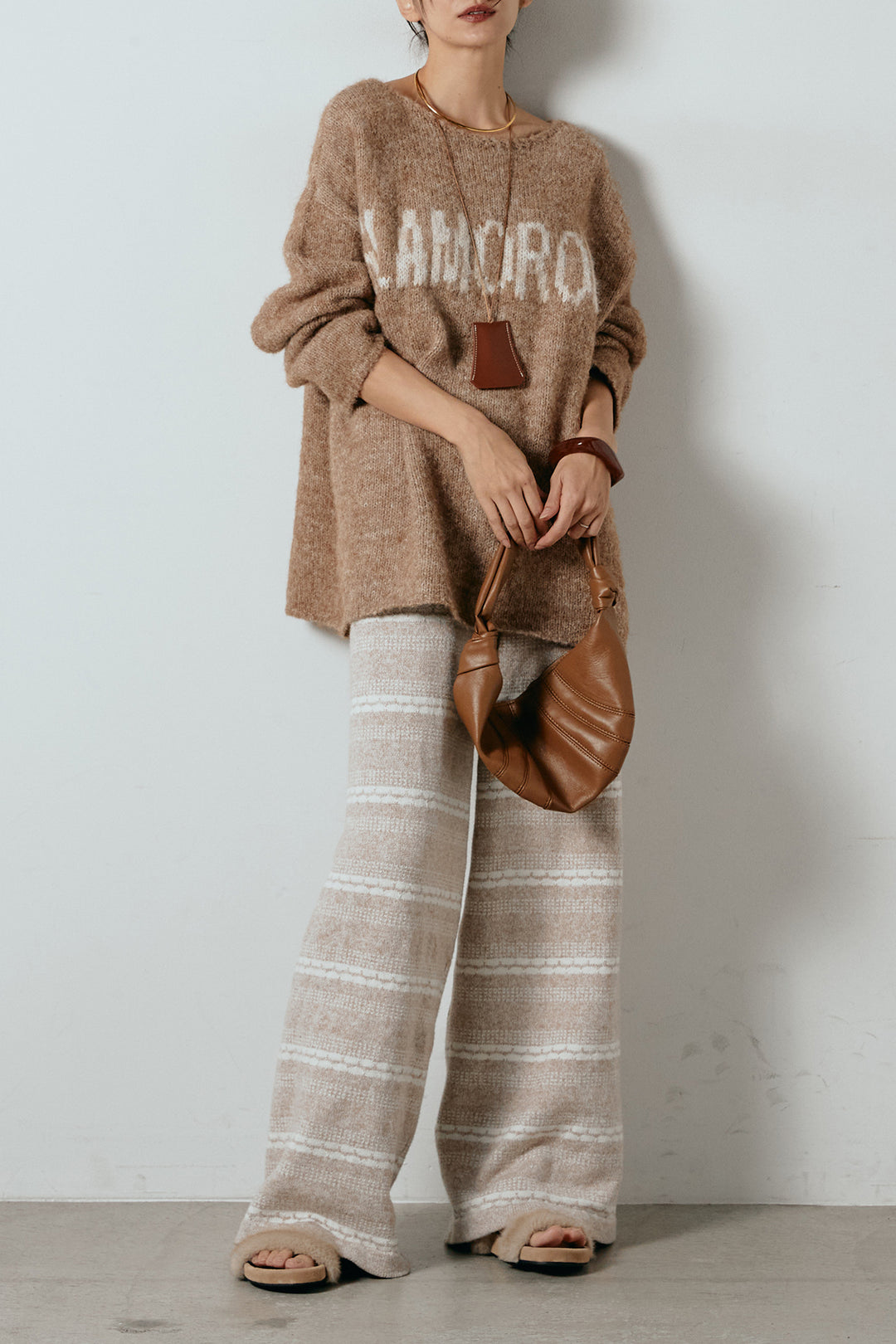 [SET]フロントロゴデザインニットトップス+マルチライン柄リラックスニットパンツ(2set)