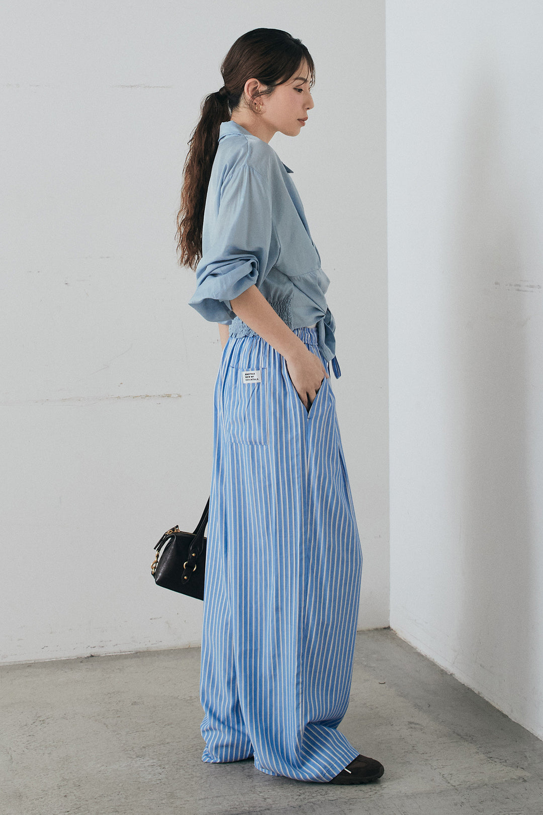 [SET]裾巻きツイストデザインシャツ+レーヨンストライプイージーワイドパンツ(2set)