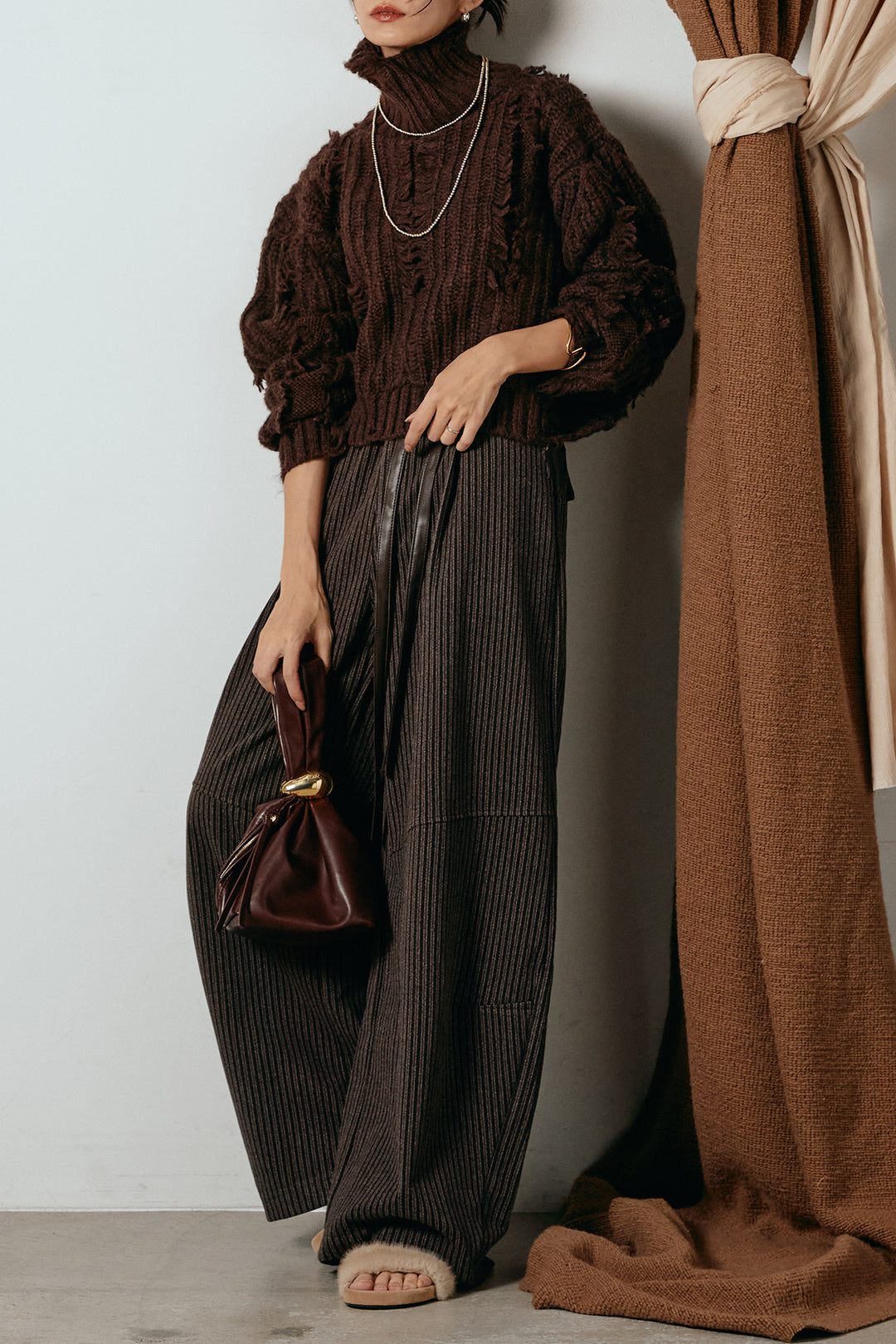 [SET]フリンジタートルショートニット+レザーライク配色ストライプパンツ(2set)