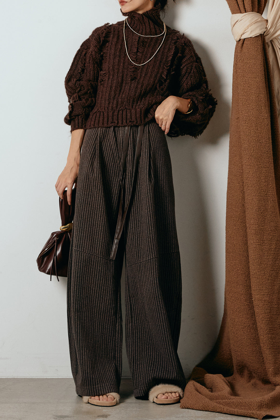 [SET]フリンジタートルショートニット+レザーライク配色ストライプパンツ(2set)