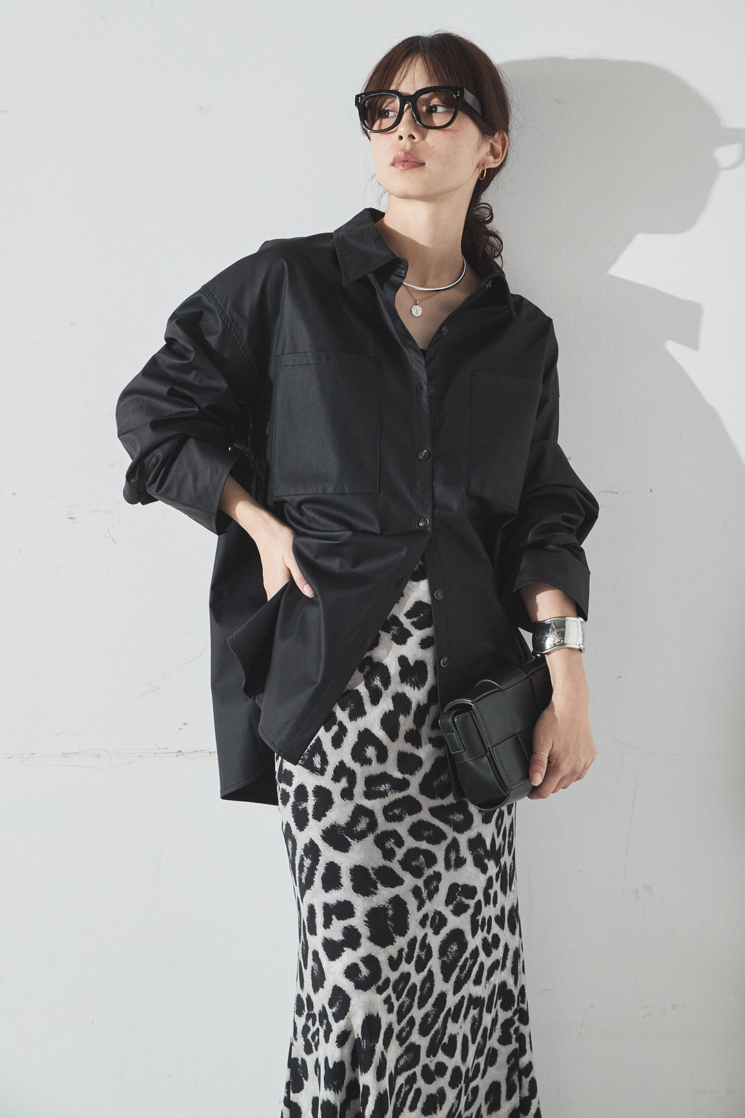 [SET]ウォッシャブルエコレザービックカフスシャツ+レオパードサテンナロースカート(2set)