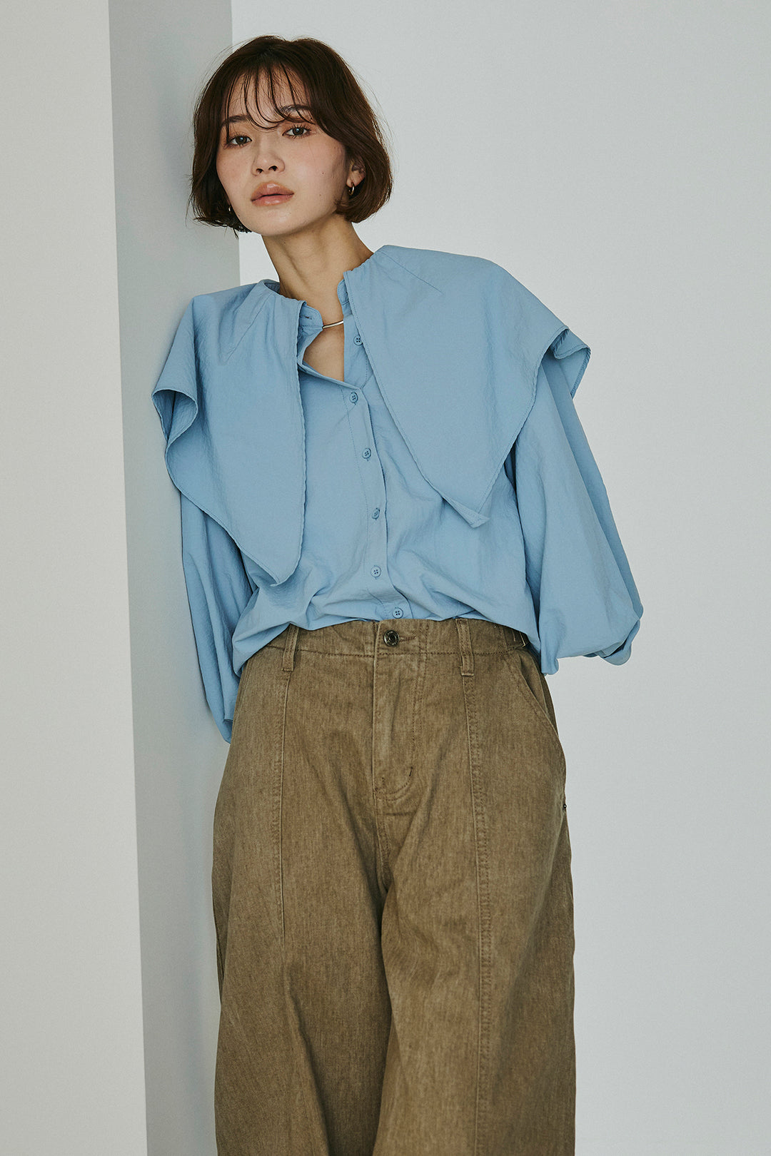 [SET]ケープカラーナイロンブラウス+サイドベルトカーブワイドパンツ(2set)