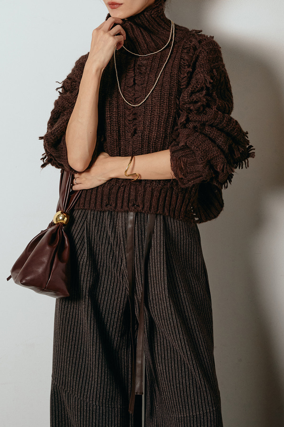 [SET]フリンジタートルショートニット+レザーライク配色ストライプパンツ(2set)